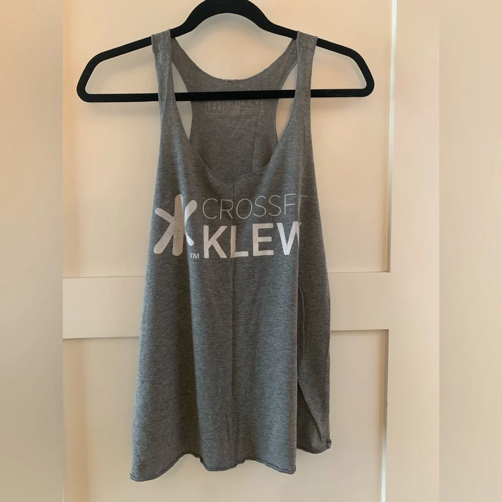 ASSORTMENT OF WORKOUT TANKS - 6 CROSSFIT TANKS - Picture 4 of 7